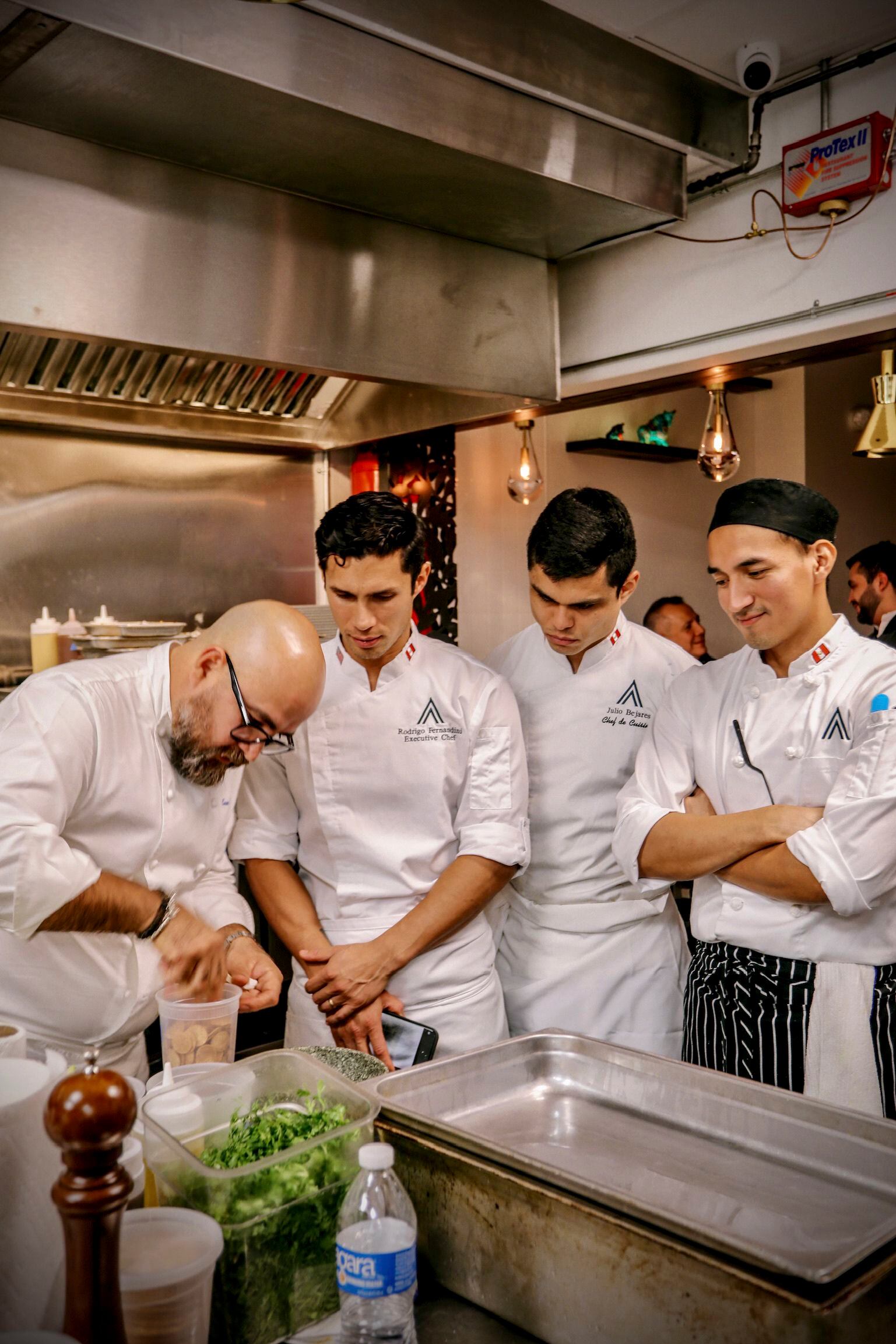El chef Fernandini en su restaurante Artesano junto al cocinero Enrique Cosme, de Casa Cosme, en en Nueva York, que tiene una estrella Michelin. 
