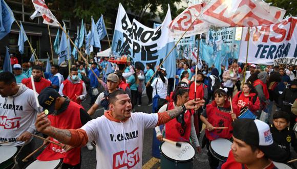 Miembros de organizaciones sociales y grupos de izquierda marchan hacia la Plaza de Mayo para exigir al gobierno acciones urgentes contra una inflación galopante, en Buenos Aires.