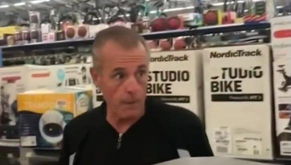 Imagen de un hombre enfurecido en una tienda de Walmart en Nebraska (Estados Unidos). (Captura de video/YouTube).