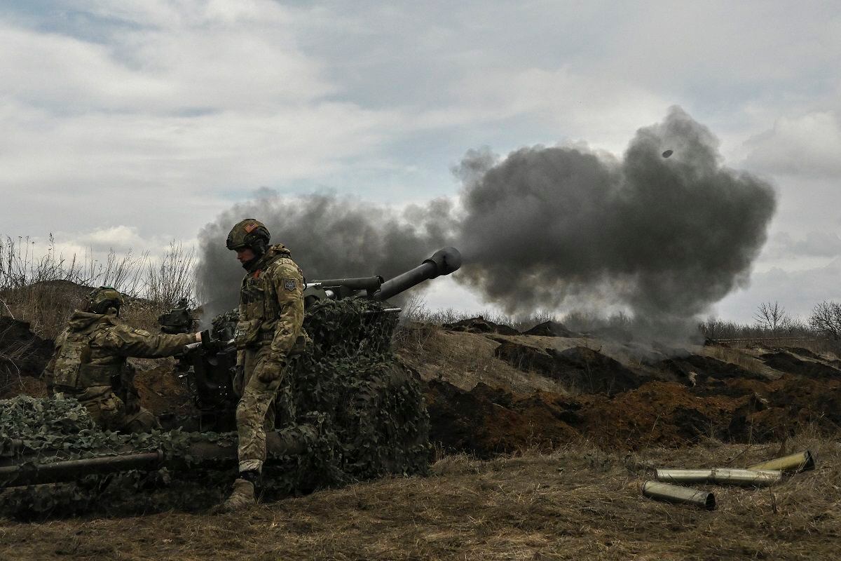 Ukrainian military fire a 105mm howitzer towards Russian positions near the town of Bakhmut, on March 8, 2023 amid the Russian invasion of Ukraine.  (Reference photo by Aris Messinis / AFP)