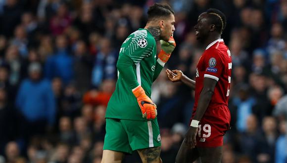 Manchester City vs. Liverpool: Ederson recriminó a Mané por choque con Otamendi. (Foto: AFP)