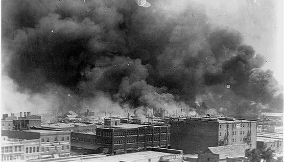 Esta foto de junio de 1921 muestra humo en el vecindario de Greenwood, durante la quema de edificios después de la Masacre de Tulsa. (Foto: EFE).