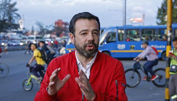 El candidato a la alcaldía de Bogotá por el Nuevo Liberalismo, Carlos Fernando Galán, hace campaña recorriendo las calles de la capital de Colombia. (EFE/ Mauricio Dueñas Castañeda).