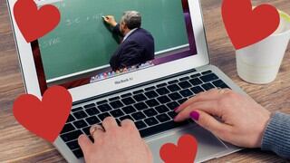 ¡Cupido virtual! Programó una cita a ciegas para madre con su profesor a través de videollamada