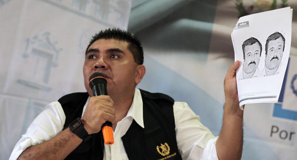 El viceministro de Gobernación, Élmer Sosa, muestra el retrato del narcotraficante Joaquín "Chapo" Guzmán. (Foto: EFE)