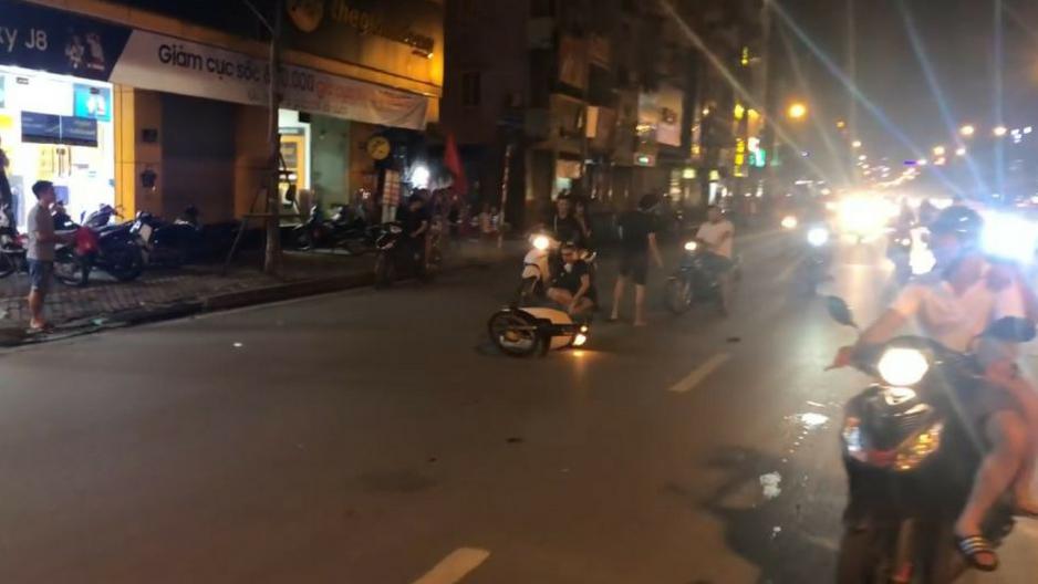 Una pareja, en Vietnam, se llevó un buen susto cuando estaba realizando maniobras en una avenida. (YouTube)