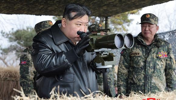 El líder de Corea del Norte, Kim Jong-un, supervisa un ejercicio de entrenamiento de artillería de fuerzas conjuntas en un lugar no revelado de Corea del Norte, el 7 de marzo de 2024. (Foto de KCNA VIA KNS / AFP)
