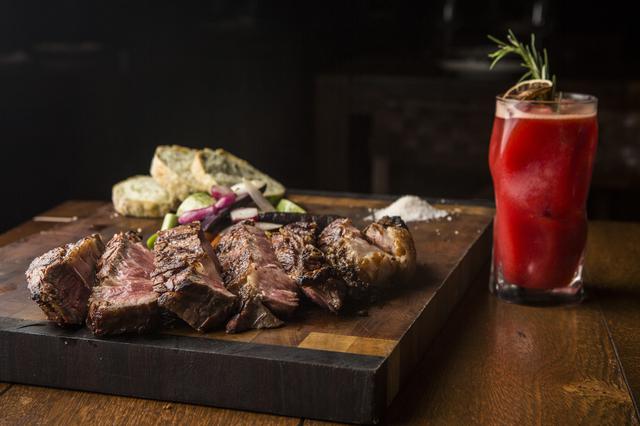 Bife angosto angus prime dry age. De sabor más intenso y concentrado, y grasa localizada en la parte externa del corte (no infiltrada).