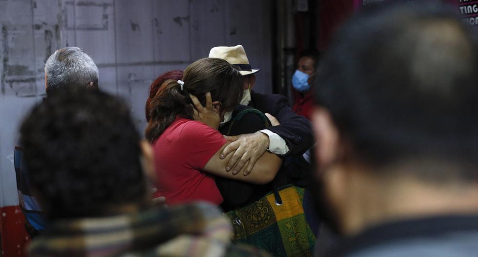 Imagen referencial. Miembros de una familia se abrazan afuera del Hospital Regional General Ignacio Zaragoza, en Iztapalapa, Ciudad de México. (AP/Rebecca Blackwell).