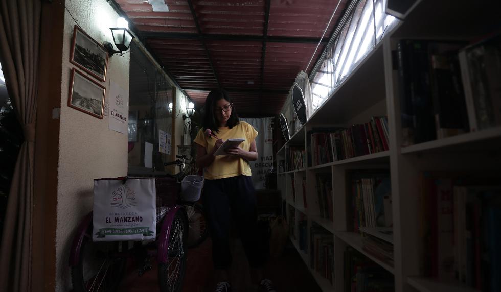 En enero de 2020, Minerva Mora, con ayuda de sus padres, su hermana y dos amigos, convirtió la pequeña sala de estar de su casa en una biblioteca comunal para los vecinos del Rímac. A un mes de cumplir dos años con este emprendimiento, la biblioteca cuenta con una colección de cerca de 1300 libros | Foto/ Jesús Saucedo / @photo.gec