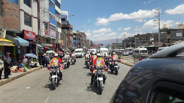 Así lucieron las policías de tránsito que patrullaron por las calles de Huancayo vistiendo la camiseta de la selección.