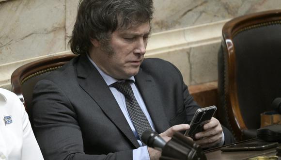 Javier Milei usa su teléfono celular en el Congreso argentino en Buenos Aires el 29 de noviembre de 2023. (Foto de JUAN MABROMATA/AFP).