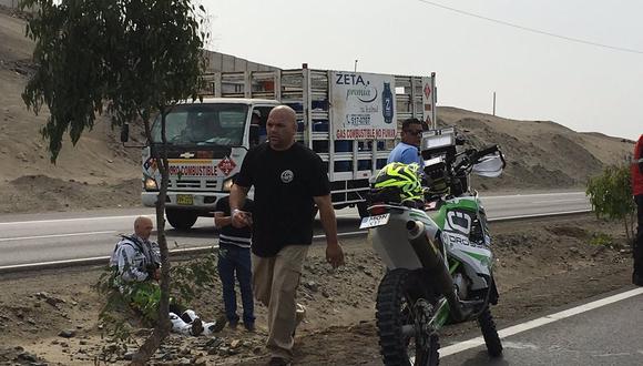 Alemán Juergen Droessiger chocó contra una camioneta en la Panamericana Sur y no logró correr el primer especial del Dakar. (Foto Twitter Tomás Villafañe)