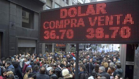 El dólar registraba un descenso de 0.05% en la plaza mayorista este jueves. (Foto: AFP)