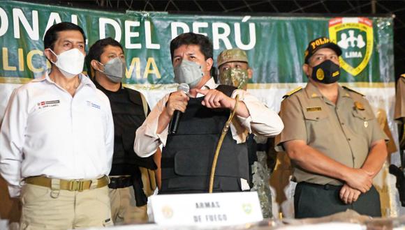 Pedro Castillo hizo estas afirmaciones durante la presentación de los resultados de un megaoperativo policial en El Agustino, actividad en la que vestía un chaleco antibalas y sostenía un látigo en la mano | Foto: Presidencia Perú
