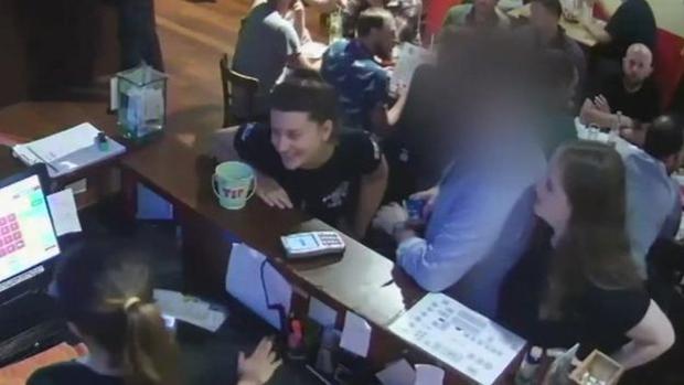El momento en el que Grace Millane (a la derecha de la imagen) y el hombre neozelandés que conoció en Tinder ingresaban a un bar. (Captura: CCTV)
