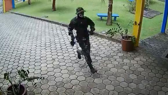 El atacante vestía una chaqueta militar camuflada que tenía una cruz esvástica. (Captura de video).