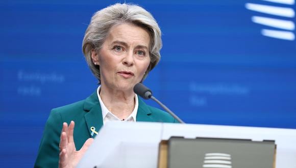 La presidenta de la Comisión Europea, Ursula von der Leyen, da una conferencia de prensa después de una reunión en el segundo día de la Cumbre de líderes de la UE en el edificio del Consejo Europeo en Bruselas el 21 de octubre de 2022. (Foto de Kenzo TRIBOUILLARD / AFP)