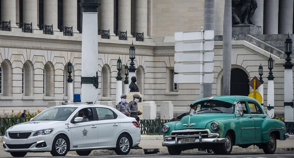 Agentes de la policía cubana montan guardia frente al Capitolio en La Habana, el 15 de noviembre de 2021. (ADALBERTO ROQUE / AFP).