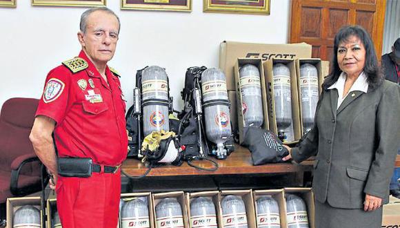 El ex comandante de los bomberos César Leigh recepcionó en octubre del 2017 los cuestionados Air Pak 75i para el Cuerpo General de Bomberos del Perú.
