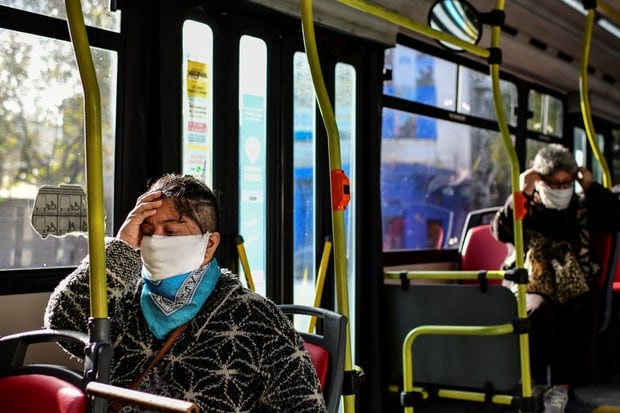 La gente usa máscaras faciales en un autobús en Buenos Aires en medio de la pandemia de coronavirus COVID-19. (Foto: Ronaldo Schemidt / AFP)