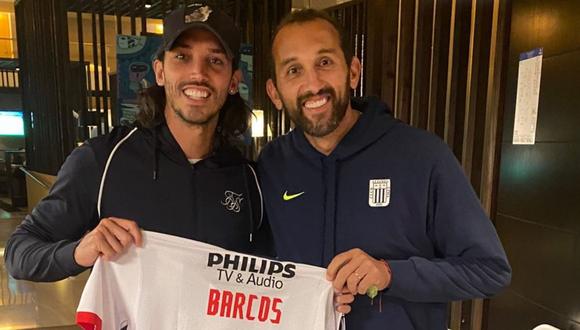 Hernán Barcos obsequió camiseta de Alianza Lim a Ezequiel Schelotto, su excompañero. (Foto: IG @oficialgalgo)