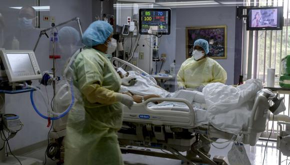 Enfermeras atienden a un paciente de coronavirus en la unidad de cuidados intensivos del Hospital Paitilla, en la ciudad de Panamá. La imagen es del 6 de mayo. (Foto: Luis Acosta / AFP)