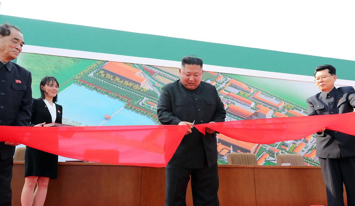 Kim Jong-un de Corea del Norte hizo su primera aparición pública en casi tres semanas, luego de intensas especulaciones de que el líder de la nación con armas nucleares estaba gravemente enfermo o posiblemente muerto. (Foto: AFP/STR/KCNA vía KNS)