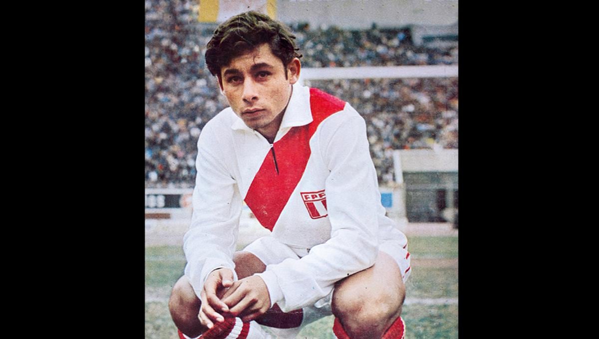 1969, LOS AÑOS DE ORO: la mejor generación de jugadores que vio Perú usaba esta camiseta, de la marca Player, que contaba con una franja bastante ancha y un cuello en V cerrado por un botón. (FOTO: Archivo histórico El Comercio)
