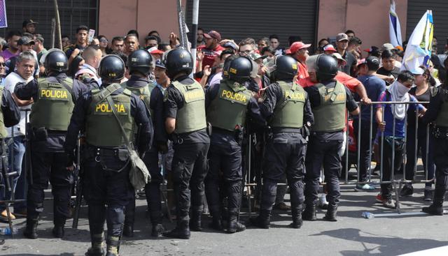 Comerciantes rechazan el cierre de la zona comercial de Gamarra y señalan que están sufriendo pérdidas económicas. (Foto: Juan Ponce / El Comercio)