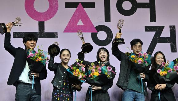 El director Hwang Dong-hyuk y la actriz Lee Yoo-mi posan junto al equipo detrás de "Squid Game"durante la celebración del Emmy 2022.