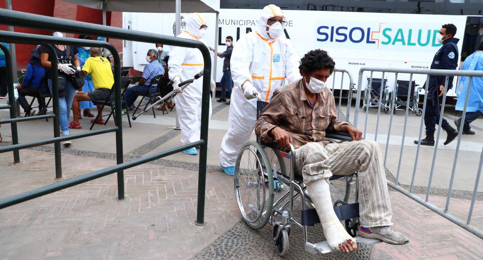 La Casa de Todos, el refugio temporal para indigentes en la Plaza de Acho, en el Rímac, acoge a122 personas. Además, dispone de camas en carpas separadas en caso alguno de los albergados enfermase (Foto: Alessandro Currarino/El Comercio).
