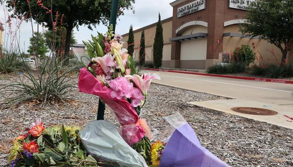 Un ramo de flores que fue dejado frente a la entrada del Allen Premium Outlet Mall en recuerdo de los muertos durante el tiroteo masivo ocurrido el sábado en Allen, Texas. (EFE/EPA/ADAM DAVIS).