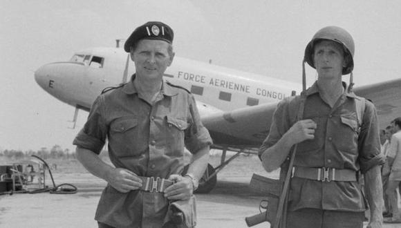 Mike Hoare junto a su guardaespaldas, en 1964. El coronel era reconocido y respetado mundialmente hasta que su carrera terminó en ridículo.(Foto: Getty Images, vía BBC Mundo).