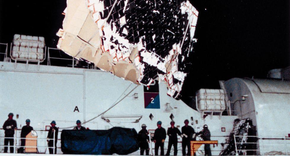 Una pieza del transbordador fue hallada en el mar semanas después del accidente (NASA on The Commons)