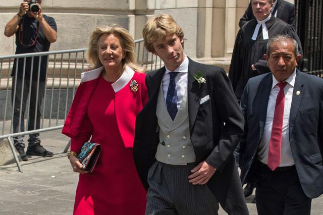 Christian Hannover llegó a la iglesia acompañado de su madre,  Chantal Hochuli. (Foto: Agencia)
