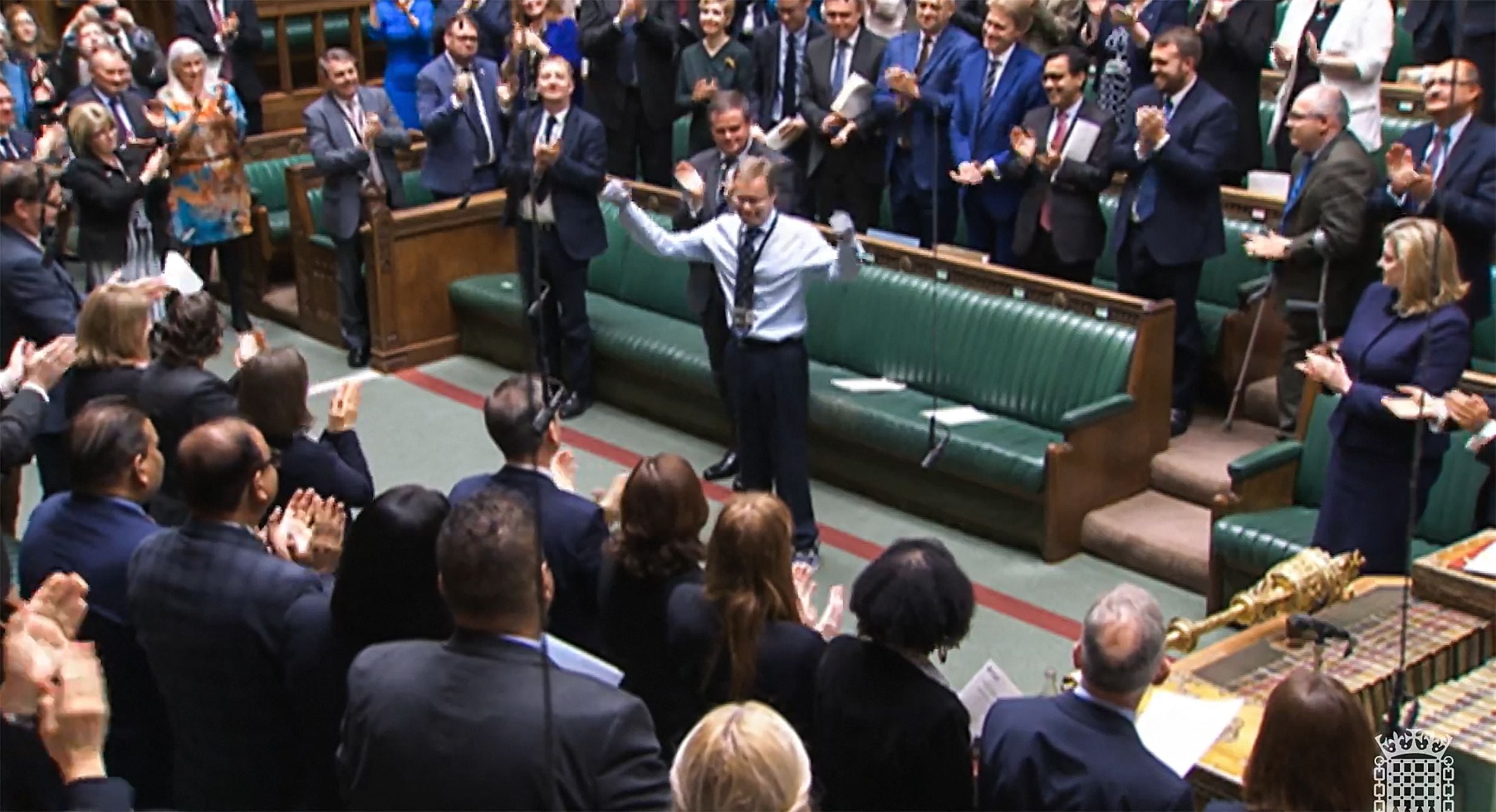 Craig Mackinlay regresa el 22 de mayo de 2024 al parlamento del Reino Unido por primera vez desde que le amputaron las manos y los pies tras contraer sepsis. (Foto de PRU / AFP)