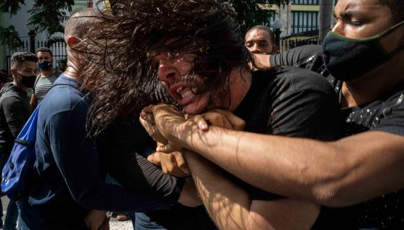 Decenas de manifestantes fueron detenidos el domingo en Cuba sin que hasta ahora exista una cifra oficial, ya que las autoridades no han divulgado información sobre los arrestos. (Foto: Ramon Espinosa / AP)