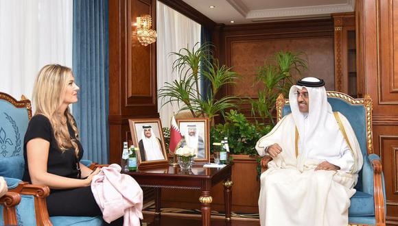 Ali bin Samikh Al Marri, ministro de Trabajo de Qatar, habla con Eva Kaili, vicepresidenta del Parlamento Europeo, durante una reunión en Qatar el 31 de octubre de 2022. (Estado de Qatar vía REUTERS).