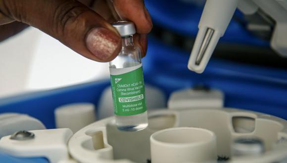 Un vial de la vacuna AstraZeneca COVID-19, fabricado por el Serum Institute of India y proporcionado a través de la iniciativa global COVAX. (Foto: AP / Brian Inganga)