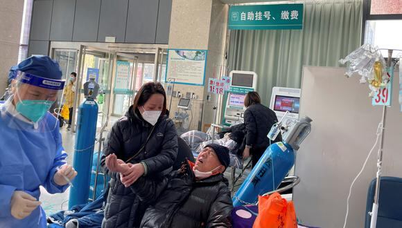 Un paciente recibe tratamiento en el departamento de emergencias de un hospital, en medio del brote de la enfermedad por coronavirus (COVID-19) en Shanghái, China, el 5 de enero de 2023. REUTERS/Personal