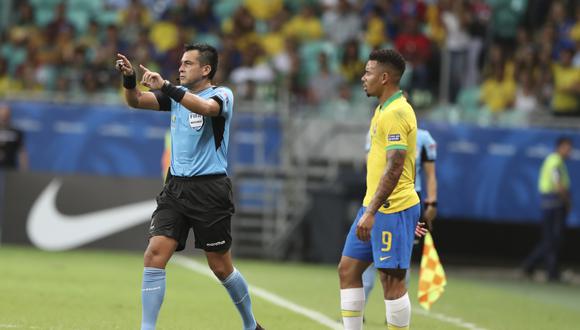 Bascuñan anuló dos goles a Brasil con el uso del VAR. (Foto: AP)