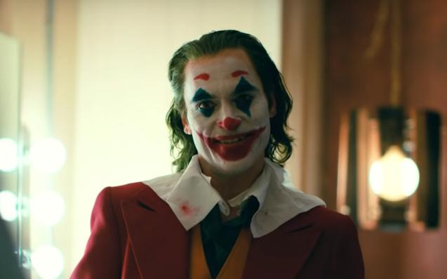 Con esta deslumbrante interpretación del macabro payaso, Joaquin Phoenix es muy voceado para llevarse a casa el primer Oscar de su carrera. (Foto: Warner Bros)