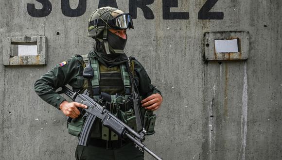 Un policía hace guardia frente a una estación en Suárez, la ciudad natal de la vicepresidenta electa de Colombia, Francia Márquez, el 7 de agosto de 2022. (Foto referencial. JOAQUIN SARMIENTO / AFP).