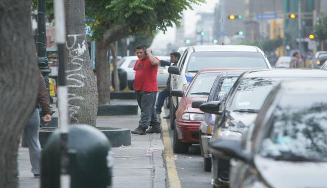 Vehículos continúan usando el Jr. Cusco como estacionamiento - 7