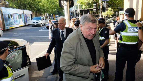 Los imputados se enfrentan a penas de prisión y multas de ser hallados culpables de violar las órdenes impuestas por el juez Peter Kidd, que prohibió divulgar pruebas de pederastia contra Pell. (Foto: EFE)