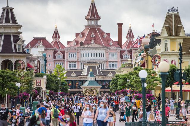 Disneyland París reabrió este jueves sus puertas tras haber estado cerrado a causa de la pandemia. La reapertura se ha llevado a cabo con exhaustivas medidas sanitarias y de seguridad. (EFE/ Christophe Petit Tesson).