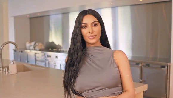 Kim Kardashian se caracteriza por realizarse extremos cambios de look que impresionan a sus fanáticos. (Foto: Captura YouTube)