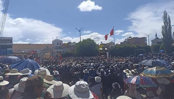 Además, se ha reportado un gran número de manifestantes en los alrededores del aeropuerto Inca Manco Cápac de esa ciudad puneña.