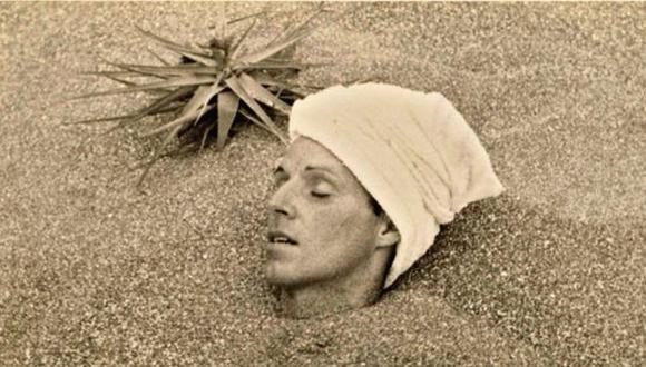Ca. 1935. C&eacute;sar Moro con el cuerpo enterrado en arena hasta el cuello. El autor de la fotograf&iacute;a se desconoce; el lugar, tambi&eacute;n. (Foto: The Getty Research Institute)